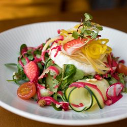 Salada Tropical: Uma Explosão de Sabores que Você Não Pode Perder!